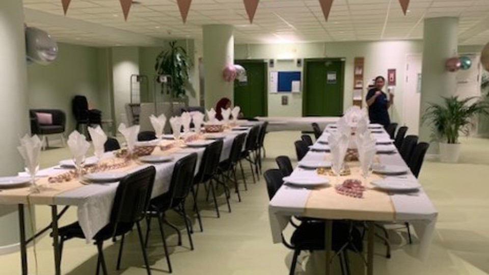 Två långbord står findukade i Kista aktivitetscenter