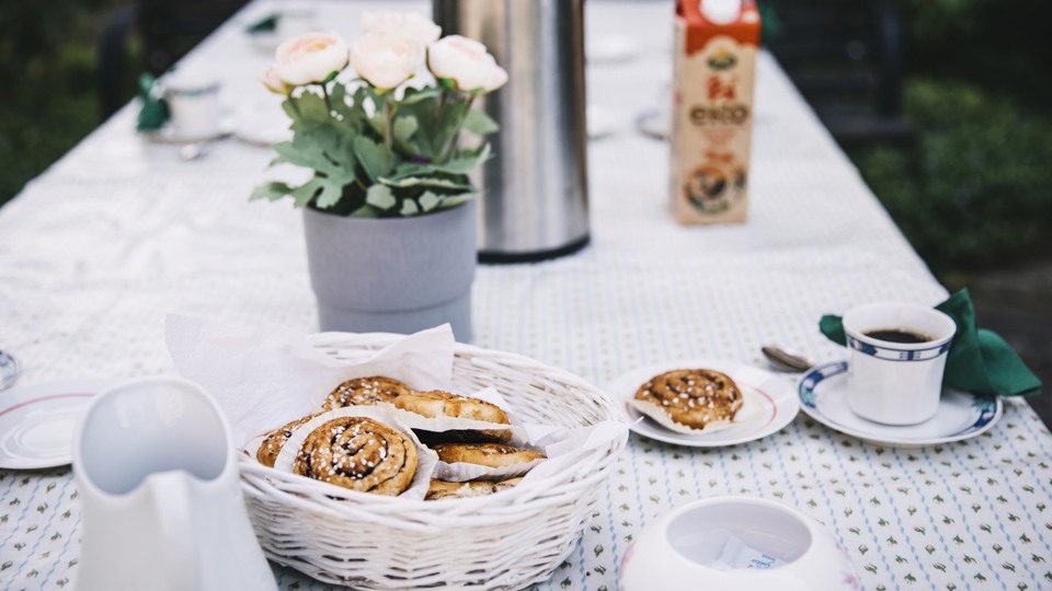 Ett bord uppdukat utomhus med fika