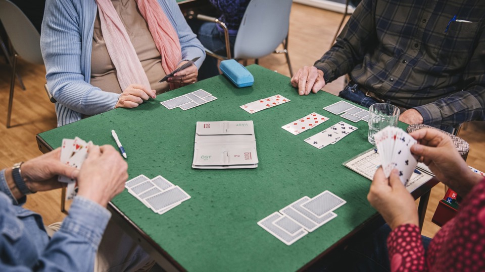 Fyra personer som spelar kort