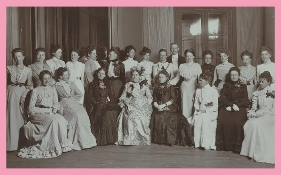 En samling människor fotograferade på jubileum. Foto.