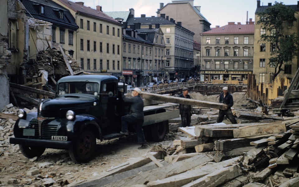 Historisk bild som visar rivning i Klarakvarteren