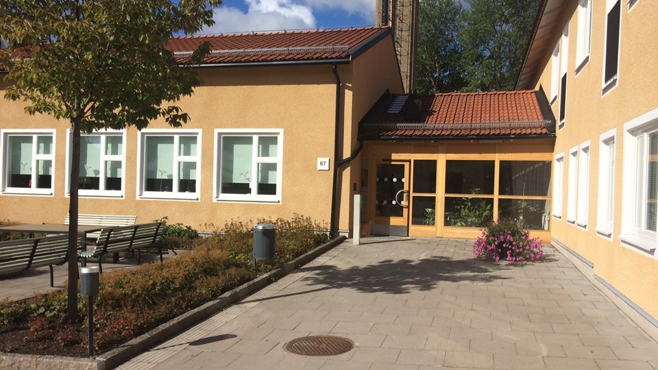 Bild av entrén till aktivitetscenter Fästmanssoffan.