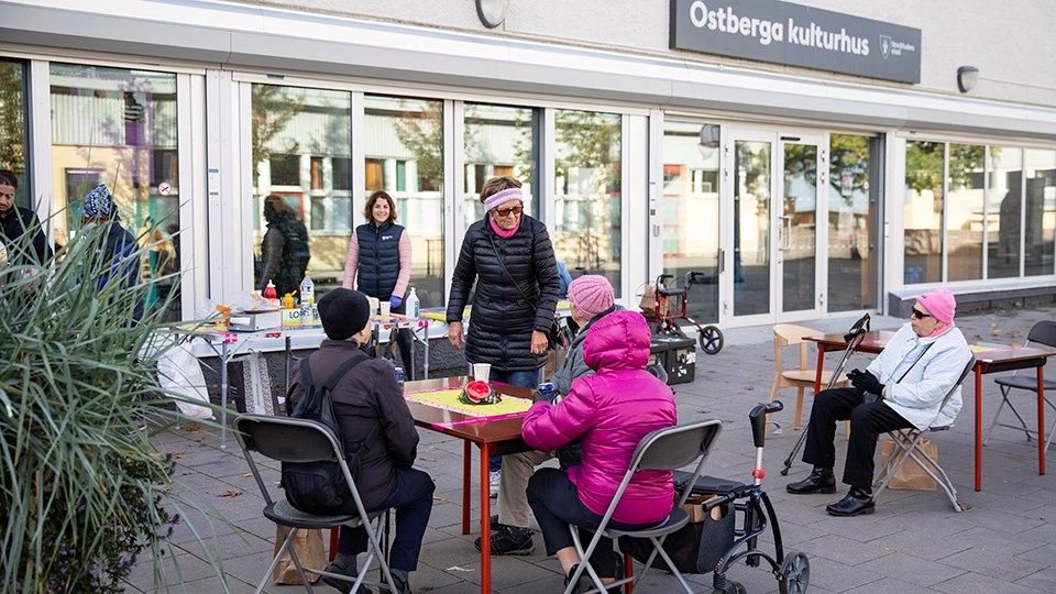 Glada seniorer fikar utanför Östberga kulturhus